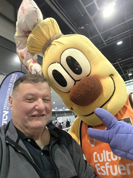 CON LA MASCOTA DEL VALENCIA BASKET